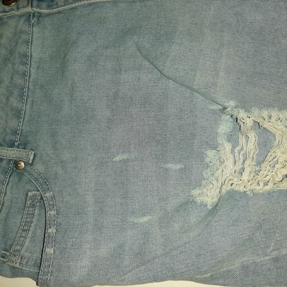 Denim Midrise light wash Short - Picture 3 of 3